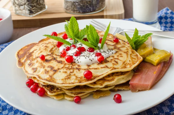 Panqueques caseros con fruta —  Fotos de Stock