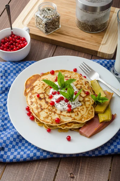 Panqueques caseros con fruta —  Fotos de Stock