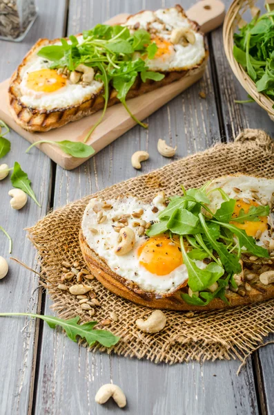 Pan de pueblo, huevos fritos —  Fotos de Stock