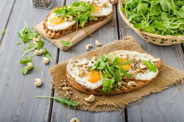 Pan de pueblo, huevos fritos —  Fotos de Stock