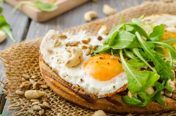 Falusi kenyér, sült tojás — Stock Fotó