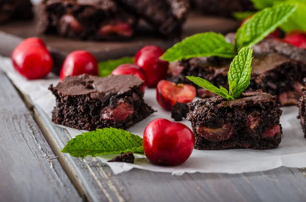 Bolinhos de chocolate com cerejas — Fotografia de Stock