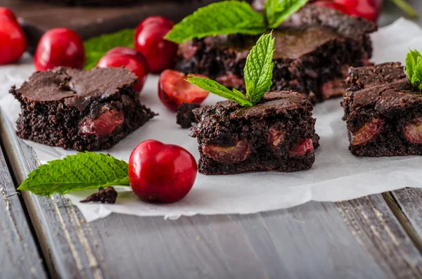 Bolinhos de chocolate com cerejas — Fotografia de Stock