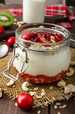 Aile içi vişne yoğurt