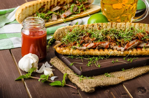 Biefstuk-sandwich — Stockfoto