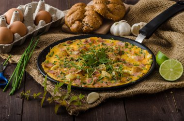 Jambon ve otlar ile yumurta omeletta