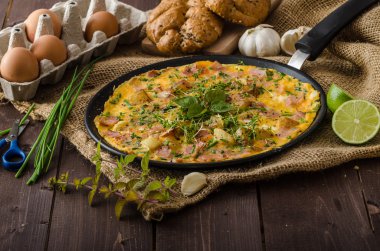 Jambon ve otlar ile yumurta omeletta