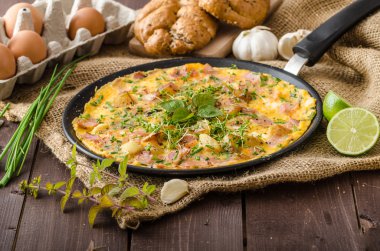 Jambon ve otlar ile yumurta omeletta