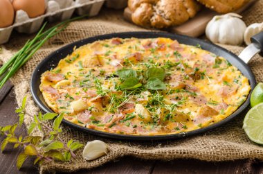Jambon ve otlar ile yumurta omeletta