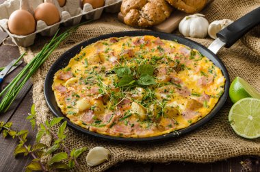 Jambon ve otlar ile yumurta omeletta