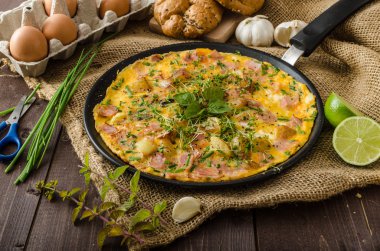 Jambon ve otlar ile yumurta omeletta
