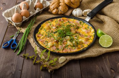 Jambon ve otlar ile yumurta omeletta