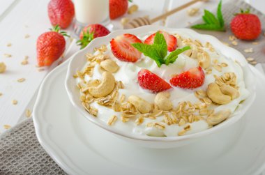 Çilek ile yerli yoğurt