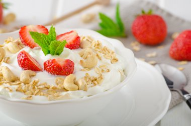 Çilek ile yerli yoğurt