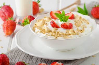 Çilek ile yerli yoğurt