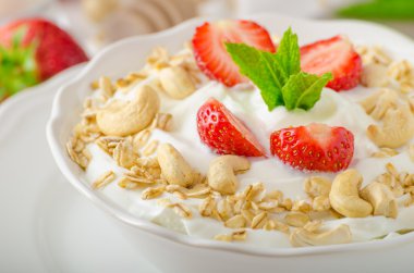 Çilek ile yerli yoğurt