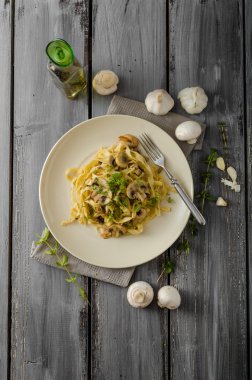 Fettuccine sarımsak ve mantar ile