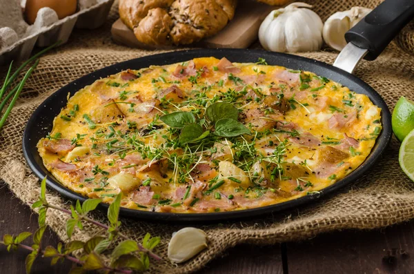 Jambon ve otlar ile yumurta omeletta