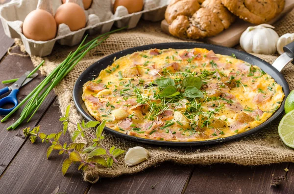 Ei omeletta met ham en kruiden — Stockfoto