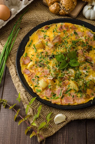 Jambon ve otlar ile yumurta omeletta