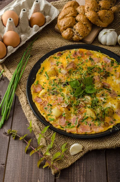 Omeletta all'uovo con prosciutto ed erbe aromatiche — Foto Stock