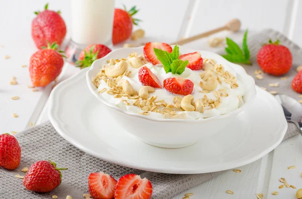 Domestic yogurt with strawberries — Stock Photo, Image