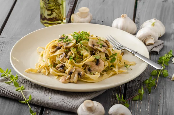 Fettuccine à l'ail et aux champignons — Photo