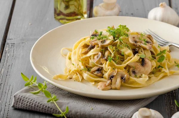 Fettuccine with garlic and mushrooms — Stock Photo, Image