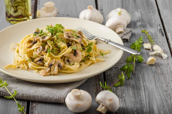 Fettuccine con aglio e funghi — Foto Stock