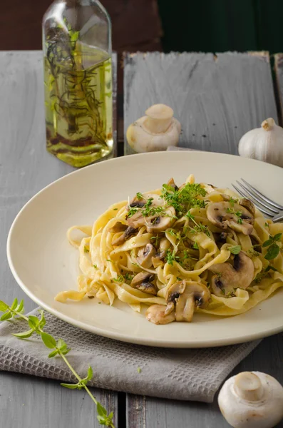 Fettuccine con ajo y setas — Foto de Stock