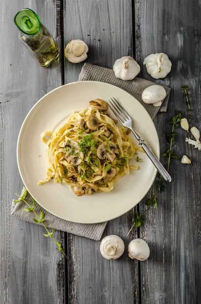 Fettuccine con ajo y setas — Foto de Stock