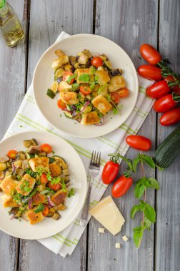 Akdeniz sebze ile ev yapımı gnocchi