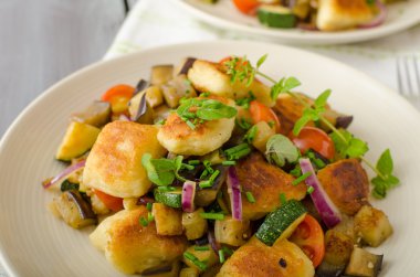 Akdeniz sebze ile ev yapımı gnocchi