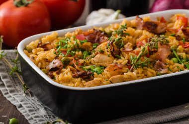 Cajun tavuk pilav ile