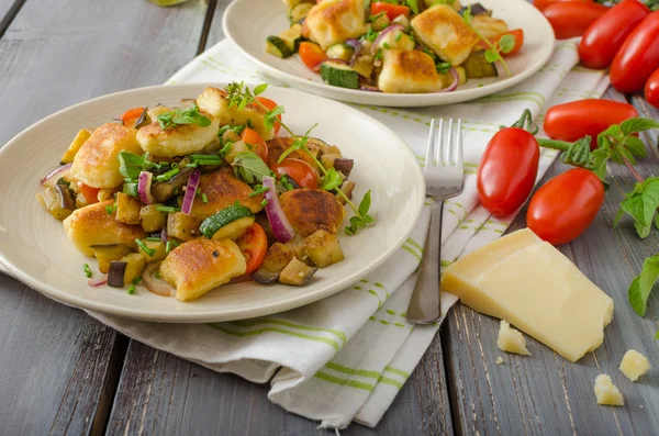 Homemade gnocchi with Mediterranean vegetables — Stock Photo, Image
