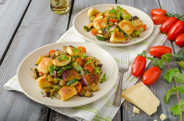 Homemade gnocchi with Mediterranean vegetables — Stock Photo, Image