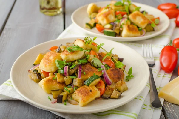 Homemade gnocchi with Mediterranean vegetables — Stock Photo, Image