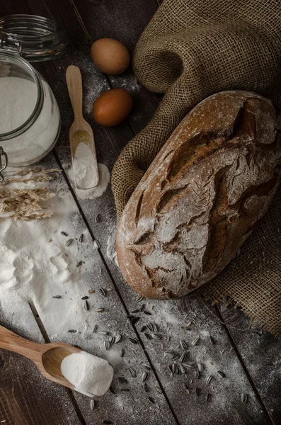 Сельский хлеб пшеничный — стоковое фото