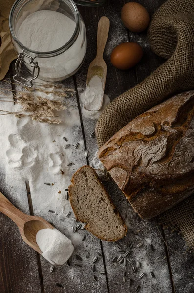 Rustika bröd vete-råg — Stockfoto