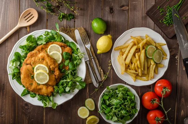 Deutsches Schnitzel — Stockfoto