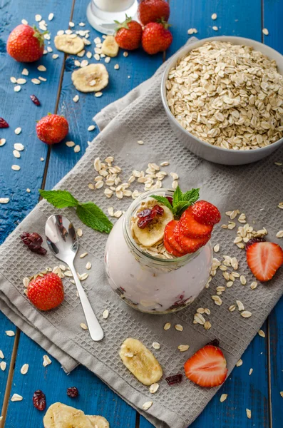 Domestic strawberry yogurt — Stock Photo, Image