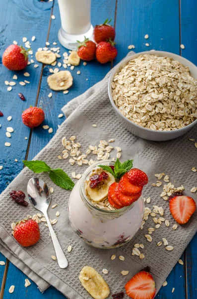 Domestic strawberry yogurt — Stock Photo, Image