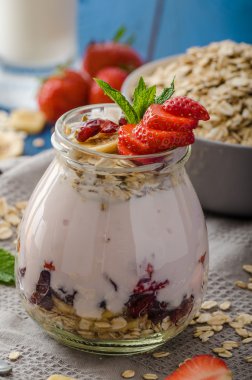 Yerli çilekli yoğurt