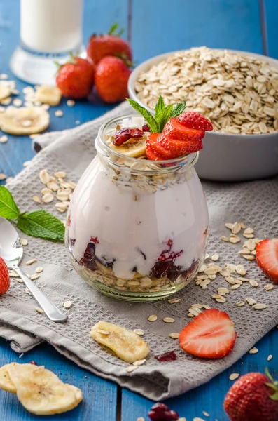 Domestic strawberry yogurt — Stock Photo, Image