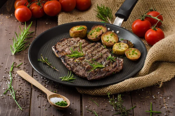 Bife de costela de vaca — Fotografia de Stock