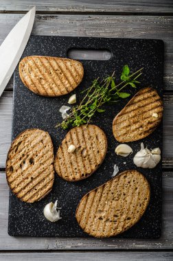 Tost panini sarımsak ile ekmek.