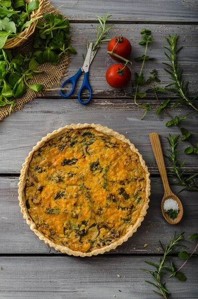 Inhemsk rustik quiche — Stockfoto