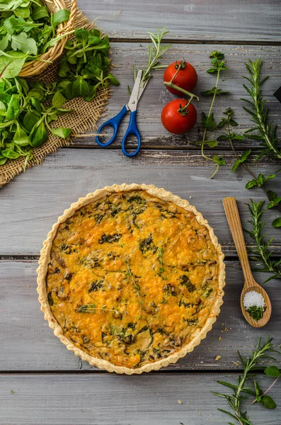 Inhemsk rustik quiche — Stockfoto