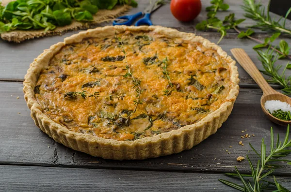 Inländische rustikale Quiche — Stockfoto