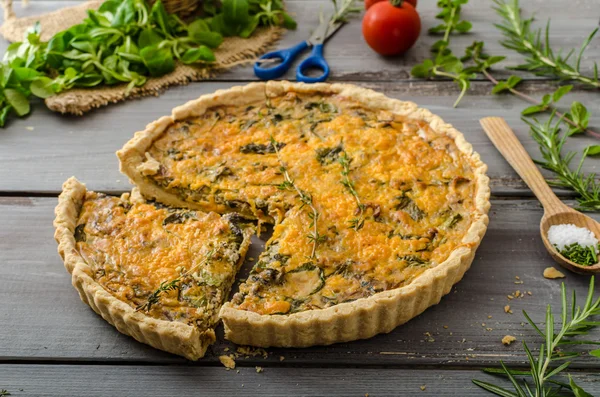 Inhemsk rustik quiche — Stockfoto